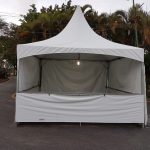 Tenda 4x4 com saia, balcão frontal e fechamento